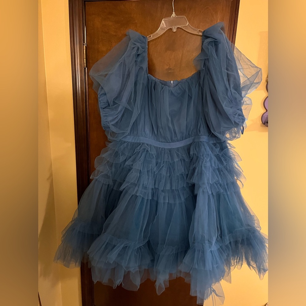 Blue Ivy City dress. Can be worn as sleeves or off the shoulder Only worn once